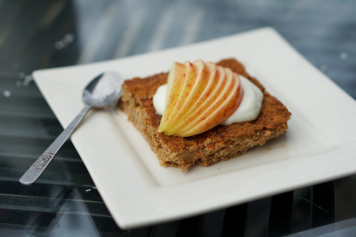 apple pie slice drizzed with maple syrup and apple