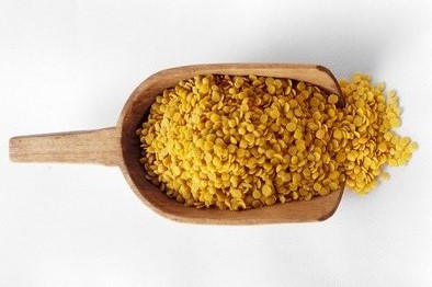yellow peas in a wooden scoop